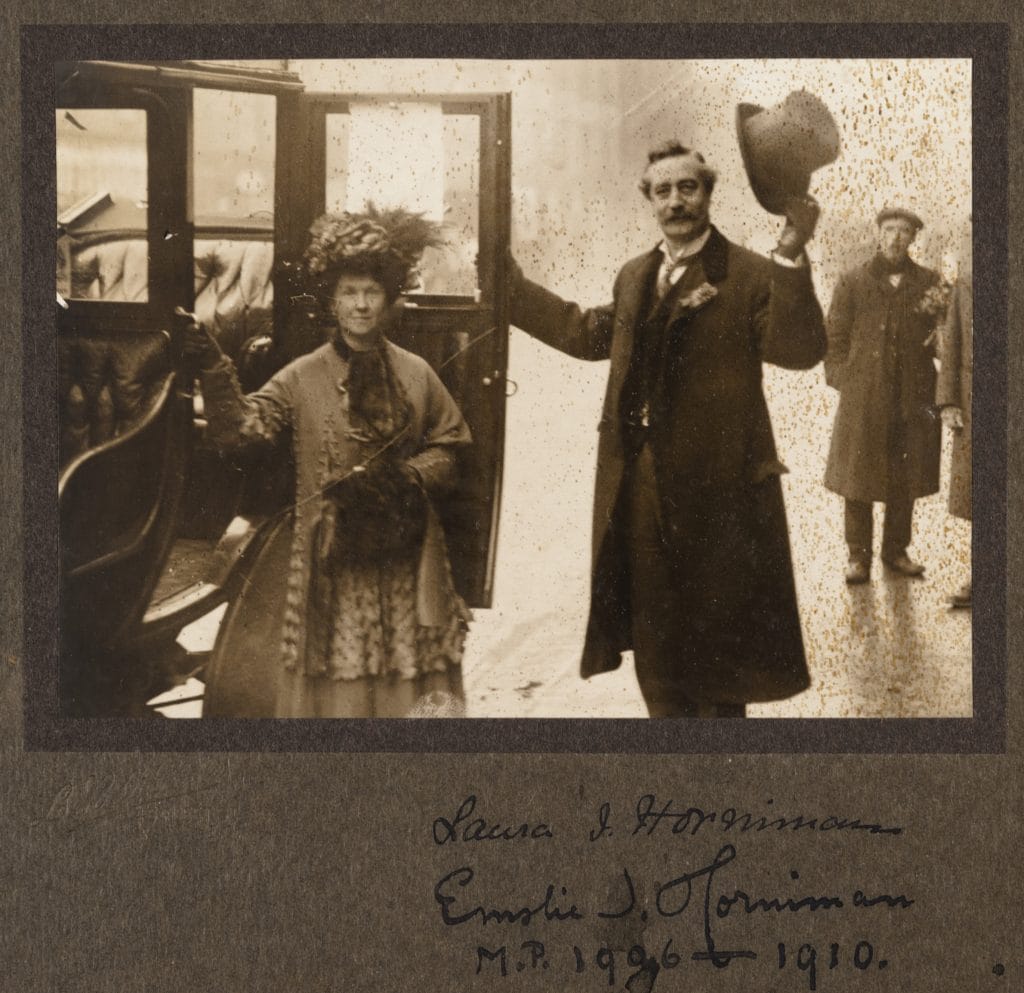 Emslie and Laura Horniman stepping out of a carriage