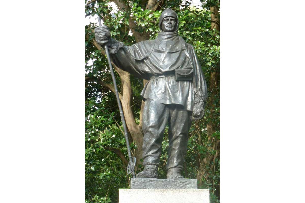 Image shows a bronze statue of Robert Falcon Scott