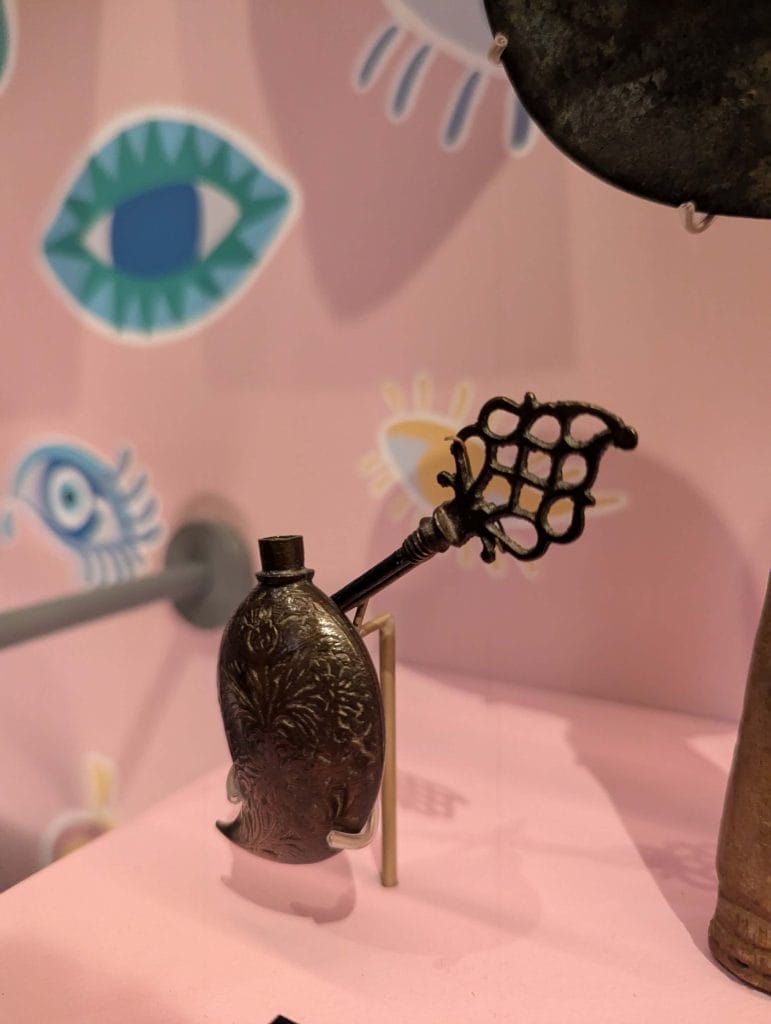 Lid for brass cosmetic container