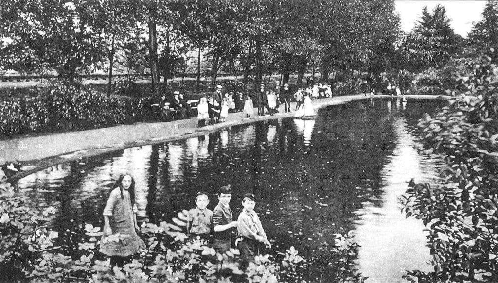 Photo of Victorian children around a boating pond at the Horniman
